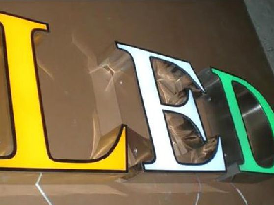 阳朔介绍LED招牌的基础知识。